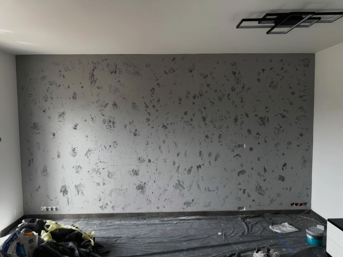 Jasna ściana z betonu architektonicznego w pokoju, w trakcie prac