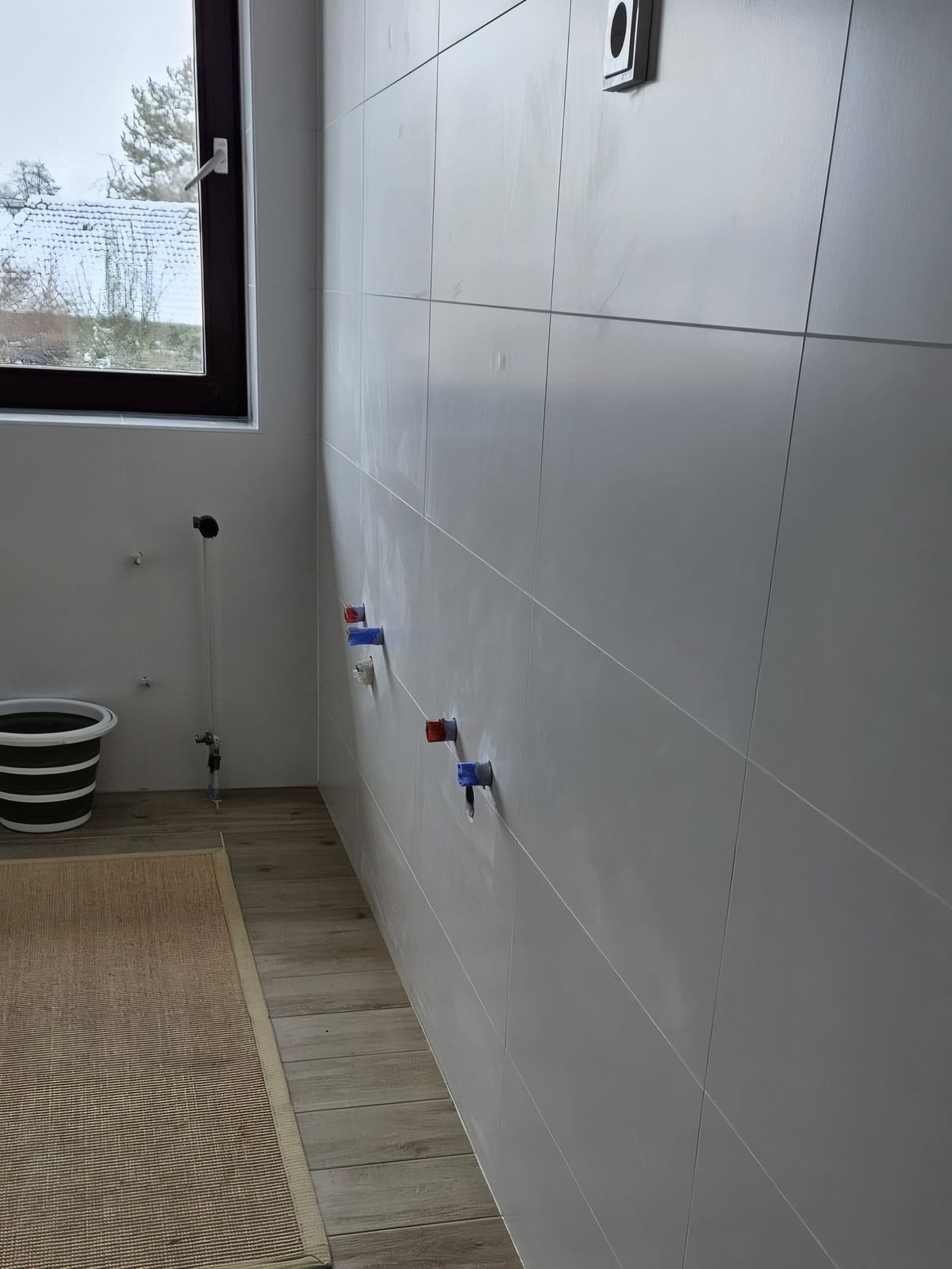 Ściana wyłożona płytkami wielkoformatowymi w łazience